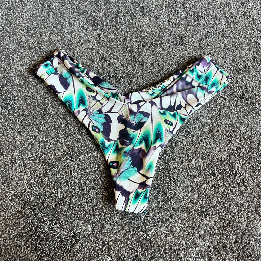 Skatie Mandi bottoms in Monarch